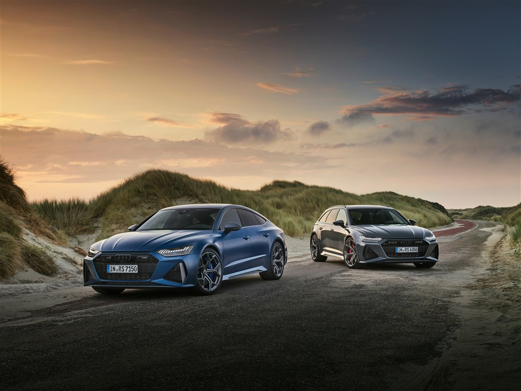 Audi RS 7 Sportback performace (Ascariblå mat) og Audi RS 6 Avant performance (Nimbusgrå perleeffekt)
(Foto: Audi Sport)